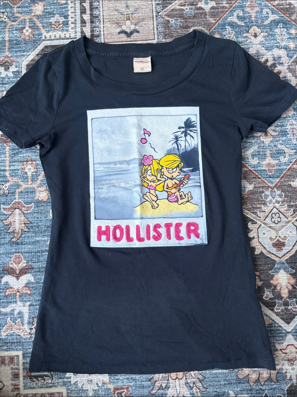 Iconic fitted Hollister surfer tee